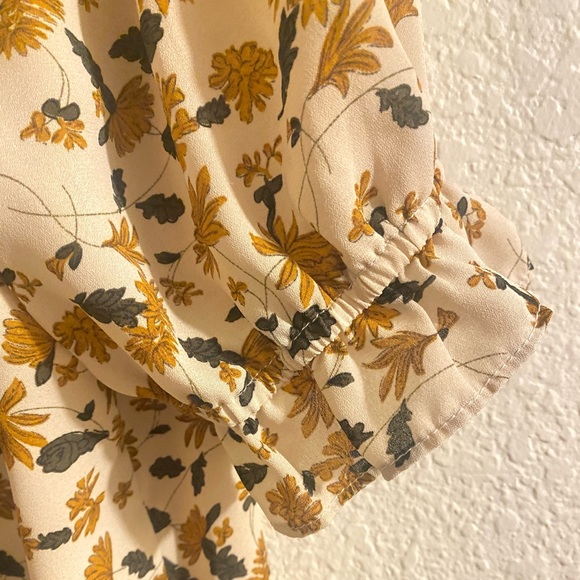 Dainty Floral Top With Cinched Sleeves - Picture 5 of 6